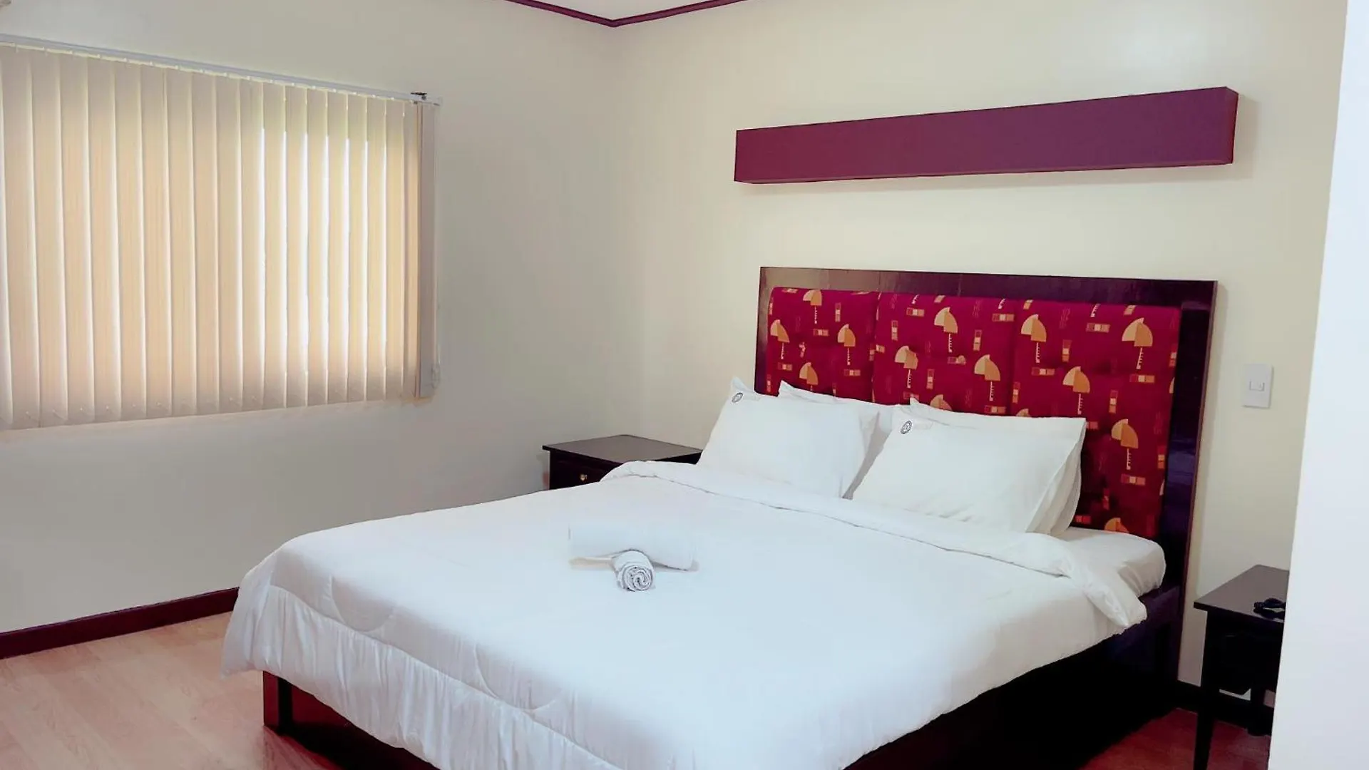 אנגלס Jun And Helen Hotel And Restaurant 2*,  הפיליפינים